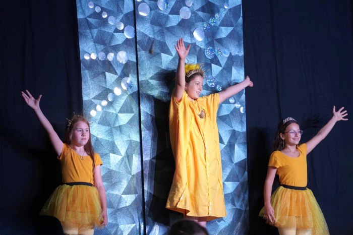 Kinder in Kostümen auf einer Bühne bei einer Theateraufführung