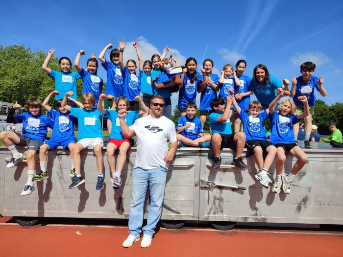 Kinder in blauen Silcherschule-T-Shirts bei einer Sportveranstaltung
