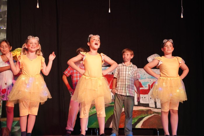 Kinder in Kostümen auf einer Bühne bei einer Theateraufführung