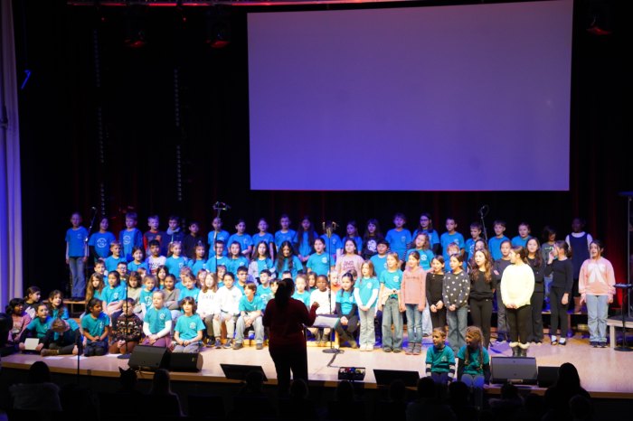 Der Chor der Silcherschule singt auf einer Bühne.